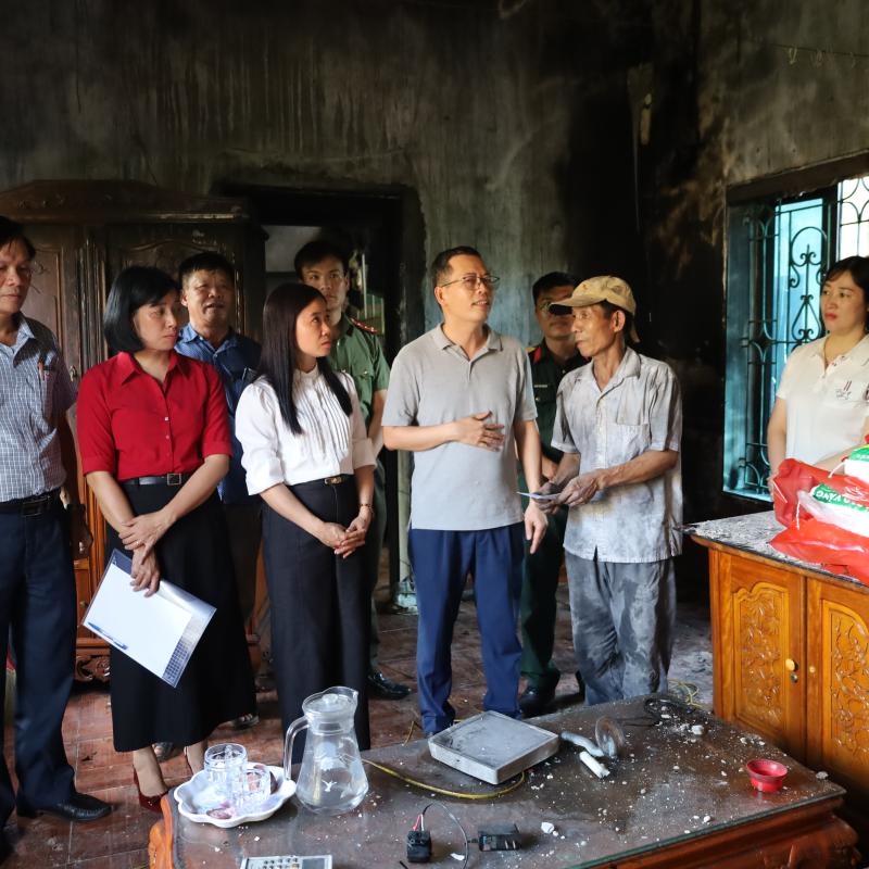 Kịp thời thăm hỏi, hỗ trợ gia đình bị thiệt hại do sét đánh gây hỏa hoạn