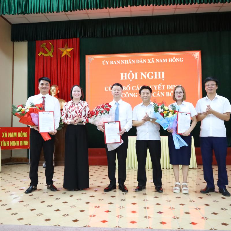 UBND xã Nam Hồng tổ chức Hội nghị công bố các quyết định về công tác cán bộ