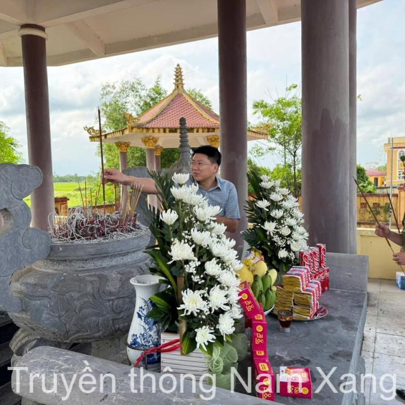 Lãnh đạo xã Nam Xang viếng Nghĩa trang Liệt sĩ