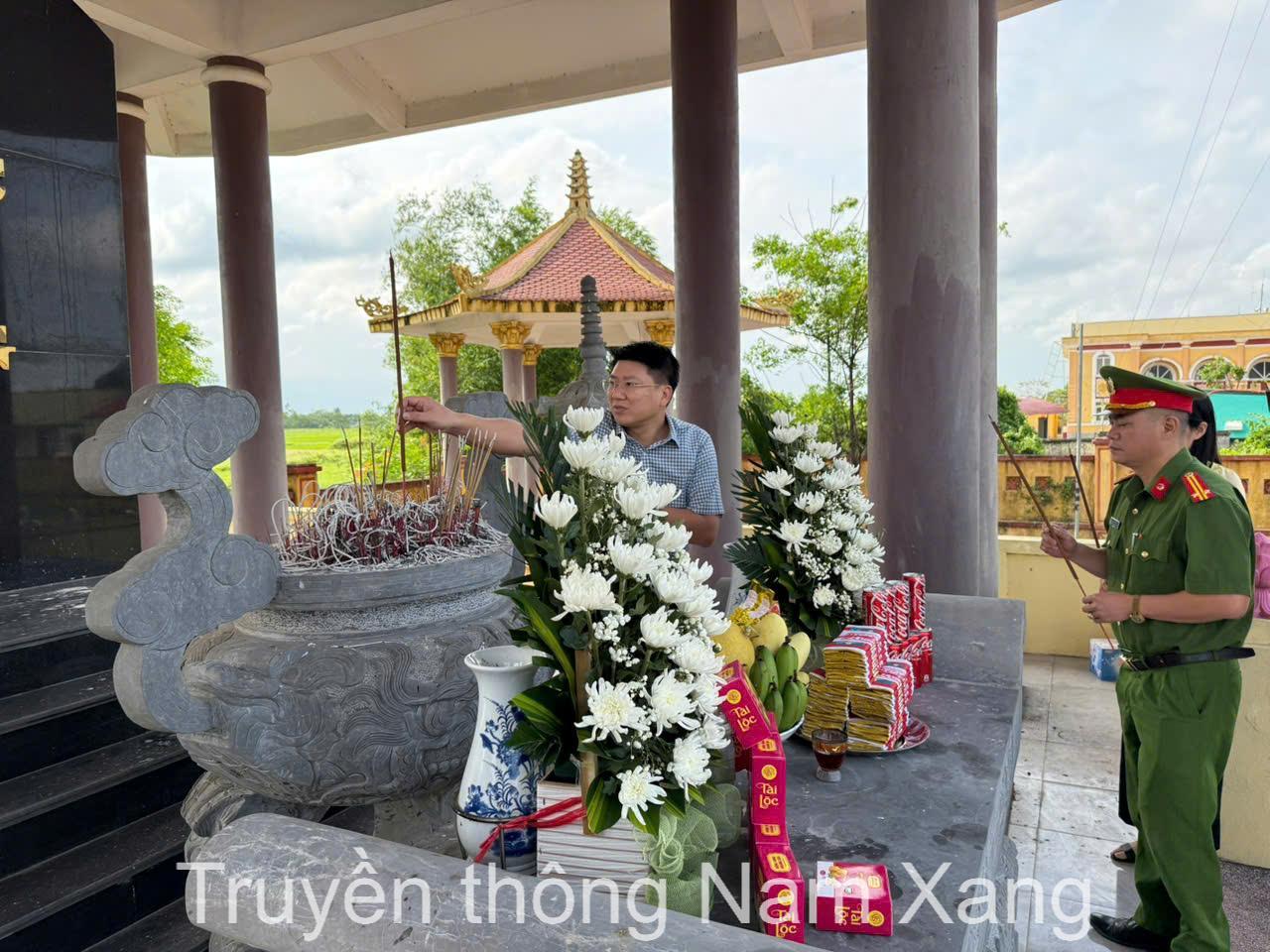 Lãnh đạo xã Nam Xang viếng Nghĩa trang Liệt sĩ
