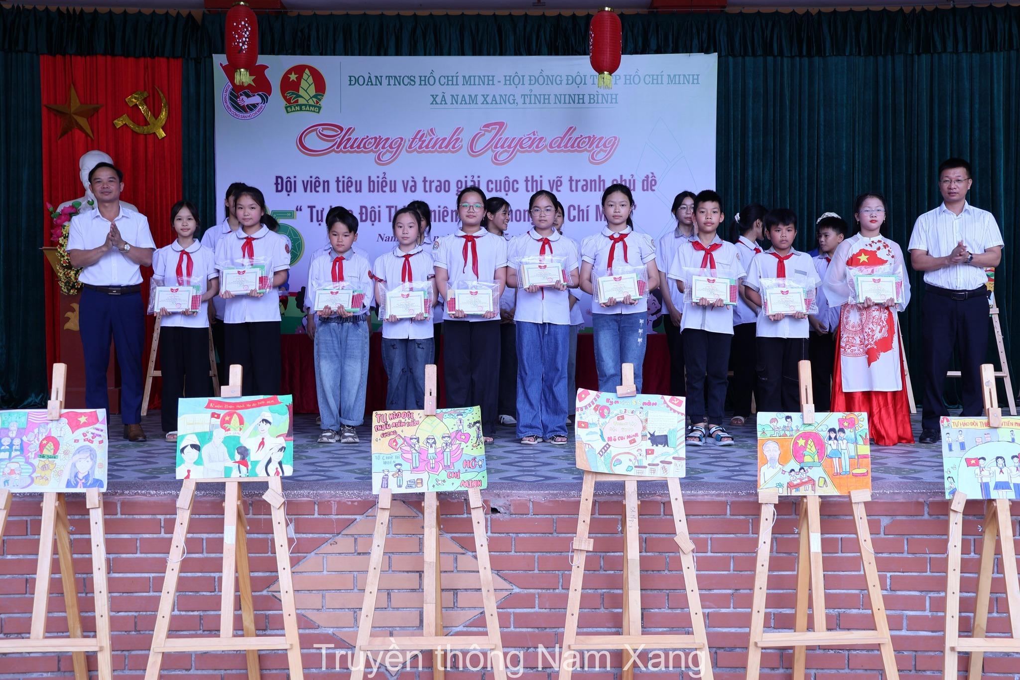 Đoàn TNCS Hồ Chí Minh - Hội Đồng đội xã Nam Xang tuyên dương đội viên tiêu biểu và trao giải cuộc thi vẽ tranh chủ đề "Tự hào Đội Thiếu niên Tiền phong Hồ Chí Minh"