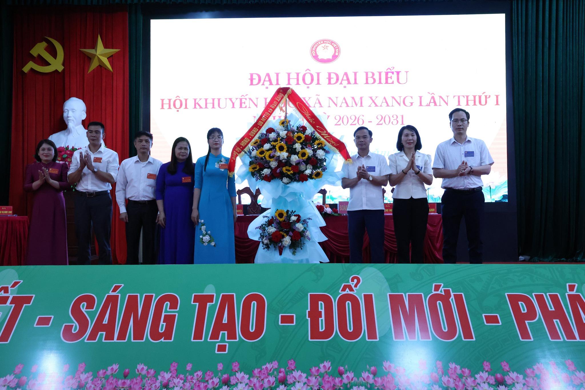 Các đồng chí lãnh đạo tặng hoa chúc mừng Đại hội