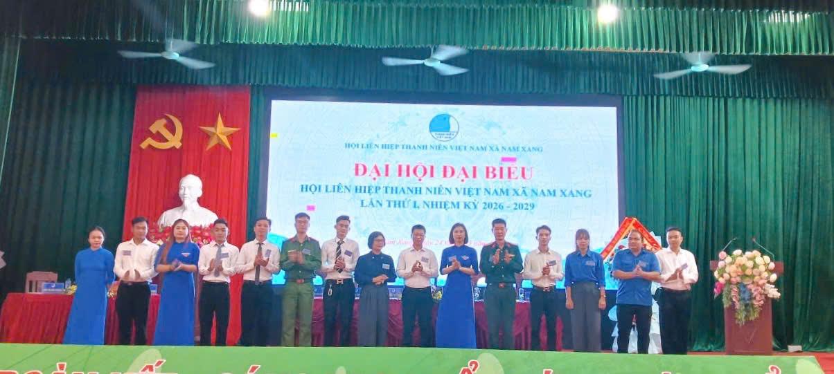 Các đồng chí lãnh đạo xã chúc mừng Ủy ban Hội LHTN Việt Nam xã Nam Xang khóa I, nhiệm kỳ 2026 - 2029