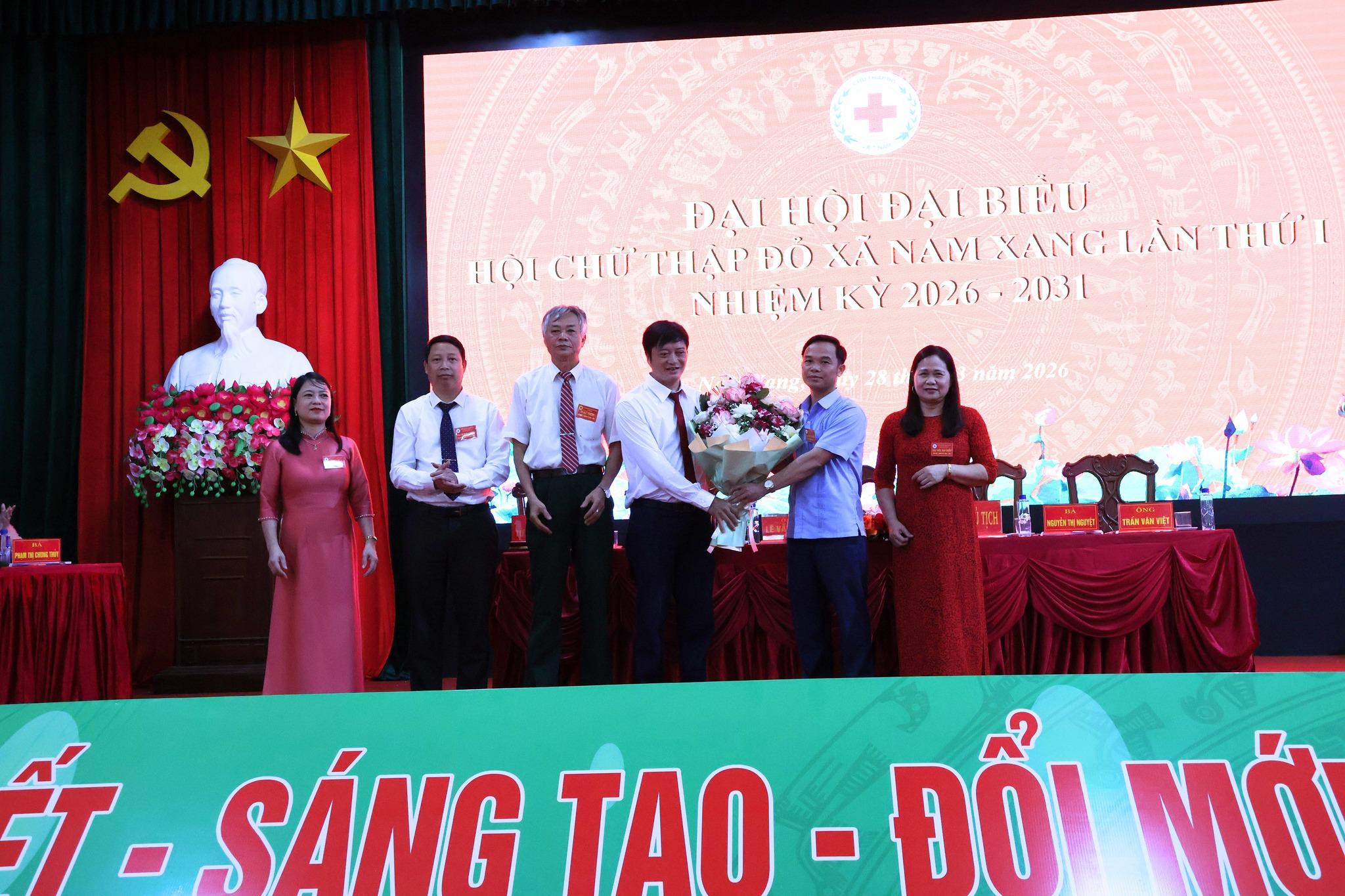 Đồng chí Nguyễn Trọng Huy, Phó Chủ tịch UBND xã tặng hoa chúc mừng Đại hội