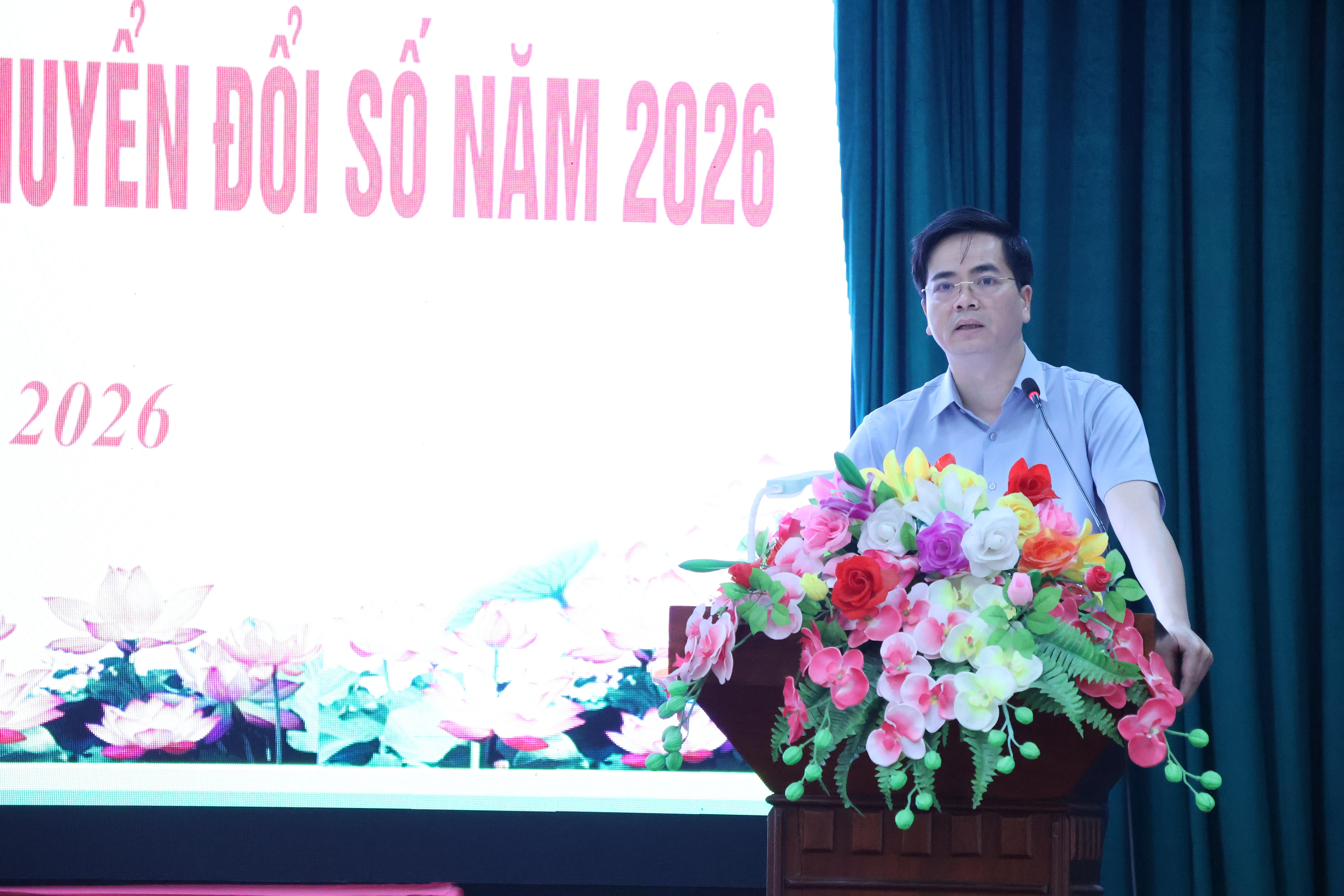 Đồng chí Nguyễn Xuân Trung, Phó Bí thư, Chủ tịch UBDN xã phát biểu tại hội nghị