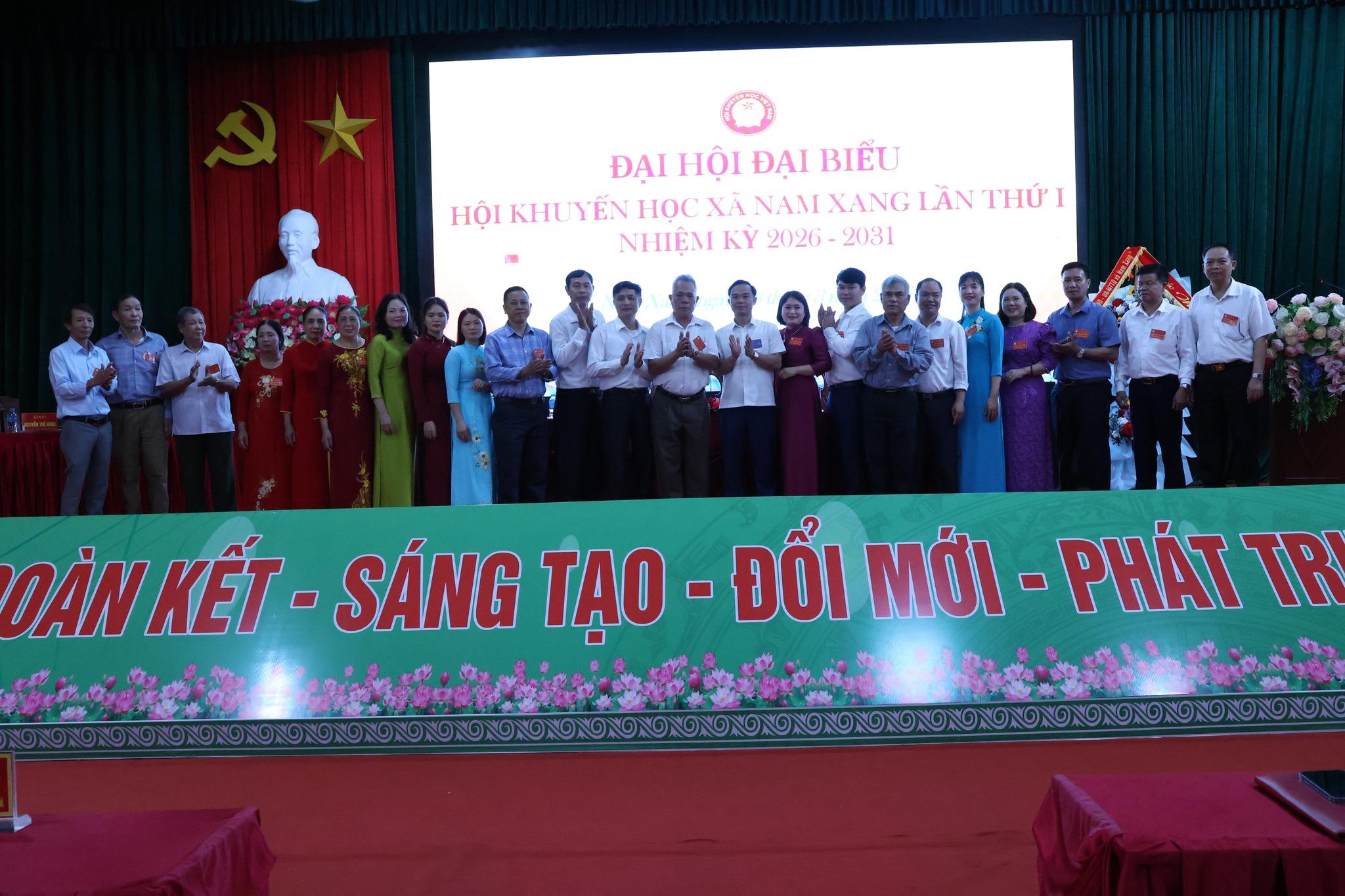 Đồng chí NguyễnTrọng Huy, Phó Chủ tịch UBND xã chúc mừng Ban Chấp hành khóa mới