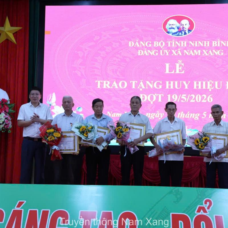 Đảng uỷ xã Nam Xang trao tặng Huy hiệu Đảng đợt 19/5/2026