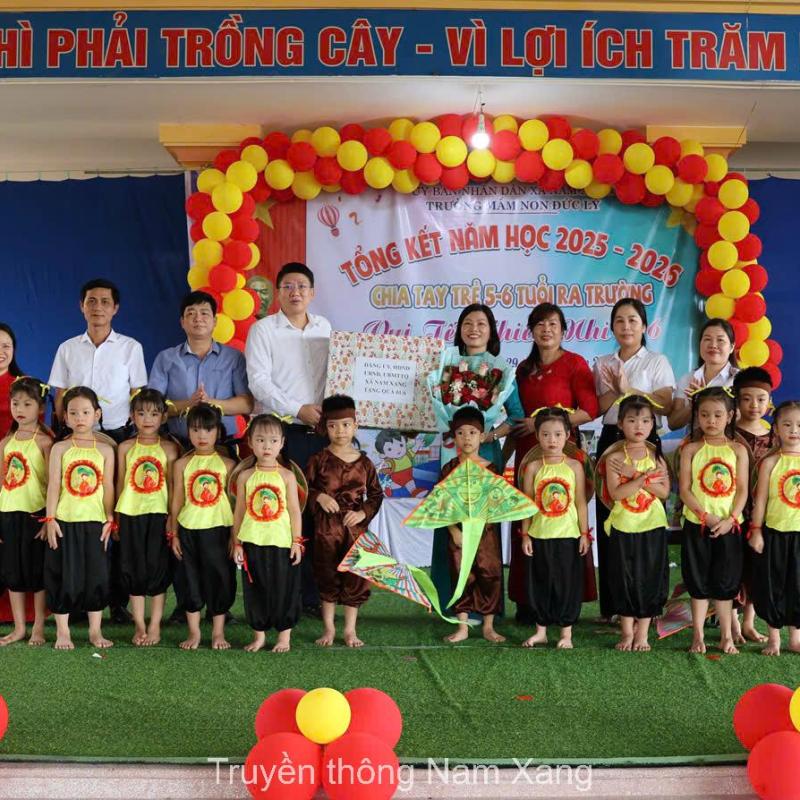 Lãnh đạo xã thăm và tặng quà nhân Ngày Quốc tế Thiếu nhi 01/6