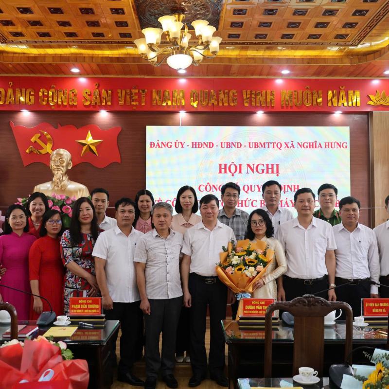 XÃ NGHĨA HƯNG CÔNG BỐ VÀ TRAO QUYẾT ĐỊNH VỀ CÔNG TÁC CÁN BỘ