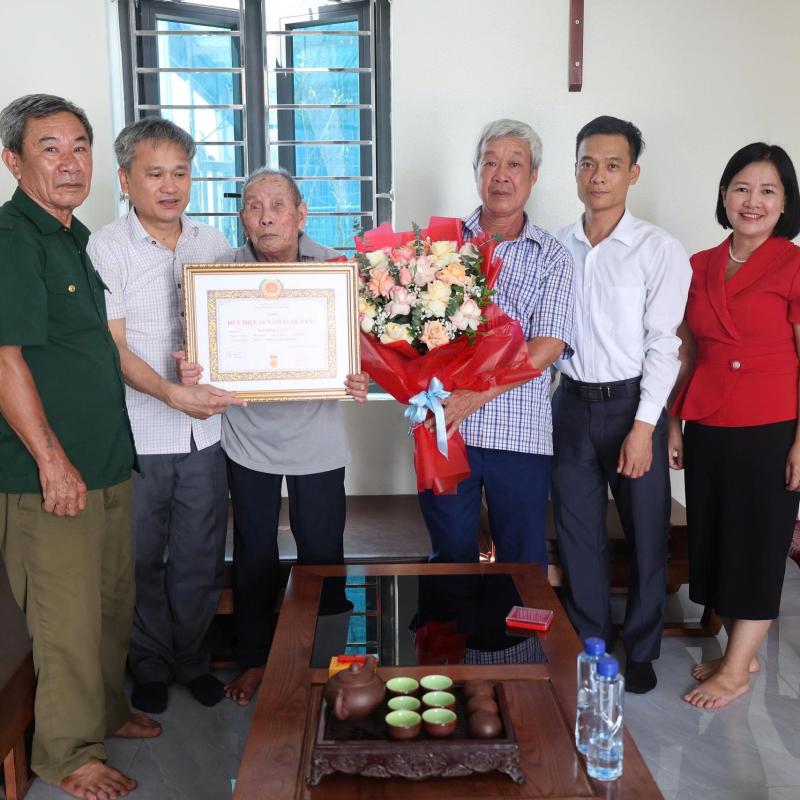 ĐẢNG ỦY XÃ NGHĨA HƯNG TRAO HUY HIỆU 65 NĂM TUỔI ĐẢNG CHO ĐẢNG VIÊN LÃO THÀNH