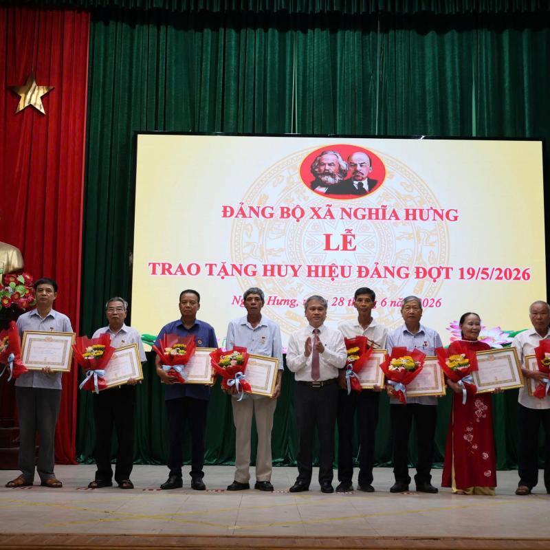 ĐẢNG BỘ XÃ NGHĨA HƯNG TRAO TẶNG HUY HIỆU ĐẢNG ĐỢT 19/5/2026