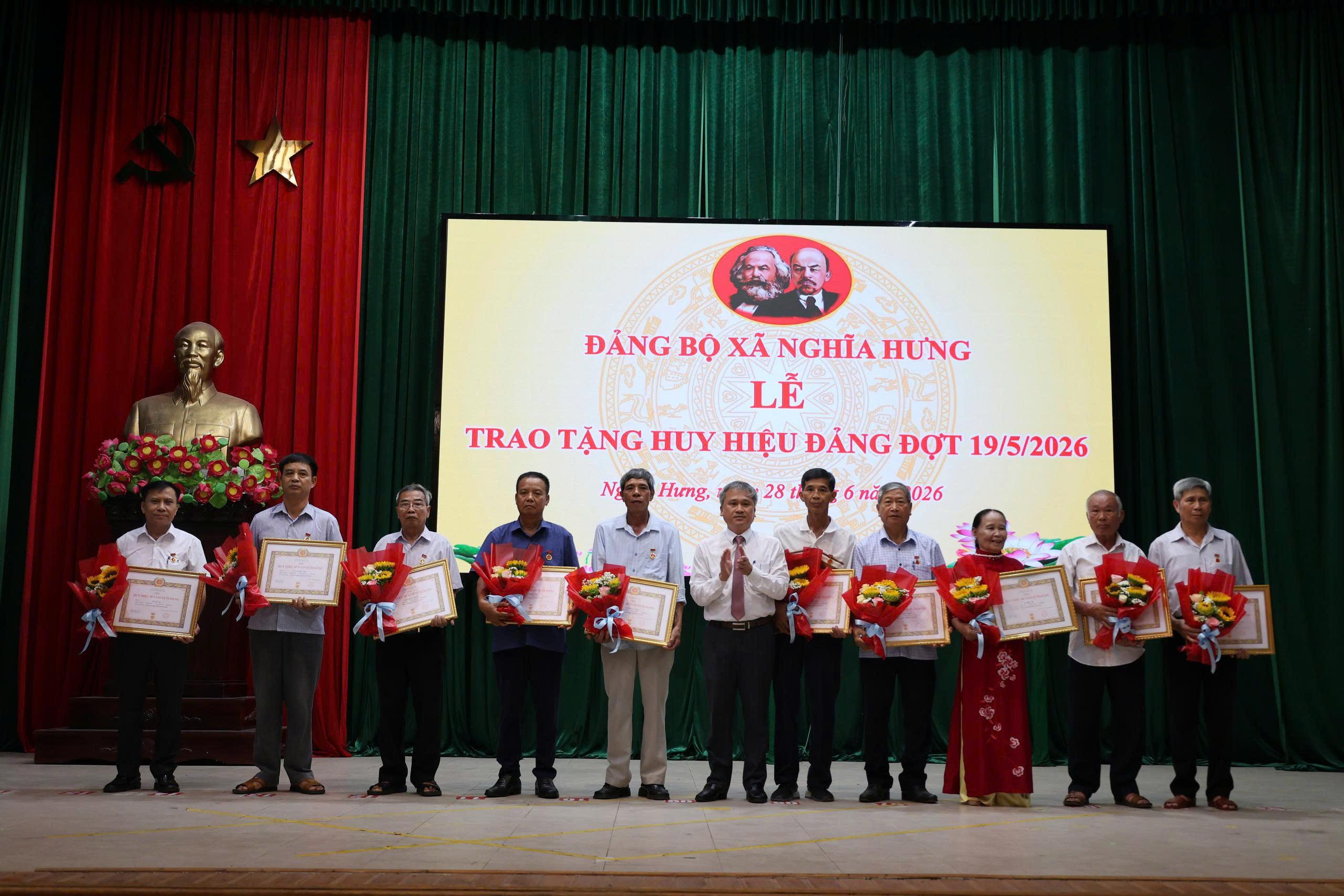 ĐẢNG BỘ XÃ NGHĨA HƯNG TRAO TẶNG HUY HIỆU ĐẢNG ĐỢT 19/5/2026