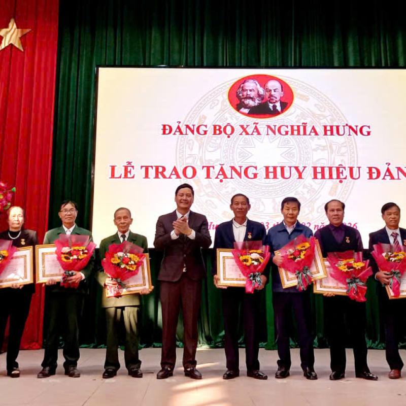 ĐẢNG ỦY XÃ NGHĨA HƯNG TRAO HUY HIỆU ĐẢNG TẶNG ĐẢNG VIÊN ĐỢT 3/2