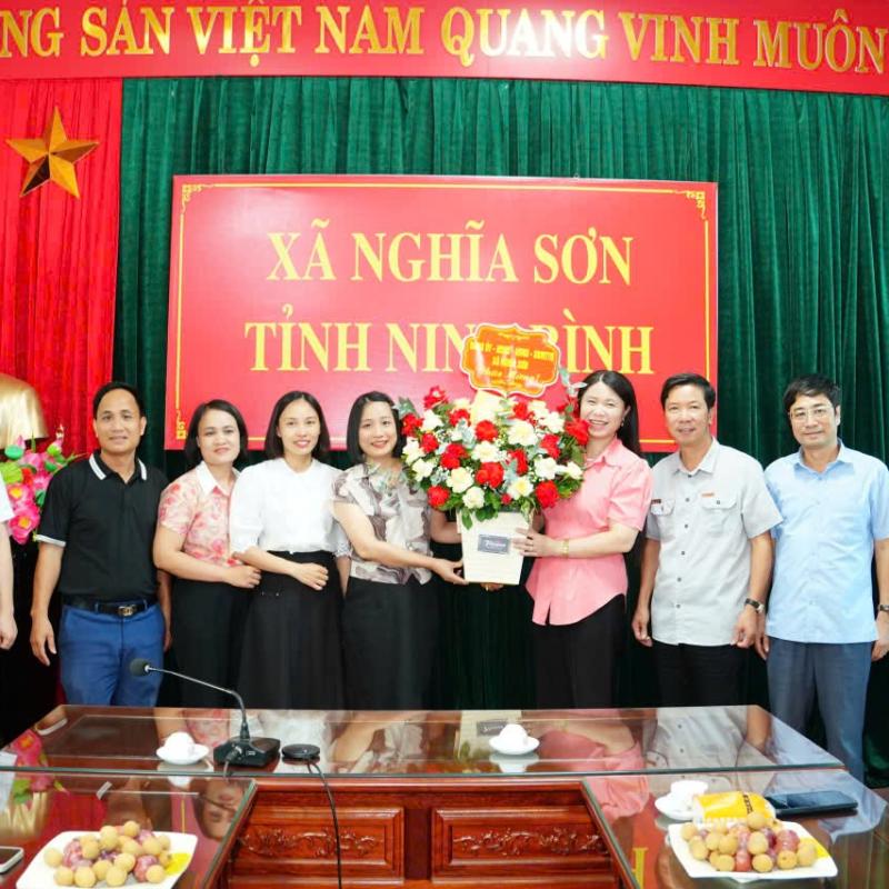 LÃNH ĐẠO XÃ NGHĨA SƠN TẶNG HOA CHÚC MỪNG TRUNG TÂM DỊCH VỤ SỰ NGHIỆP CÔNG XÃ NHÂN KỶ NIỆM 101 NĂM NGÀY BÁO CHÍ CÁCH MẠNG VIỆT NAM