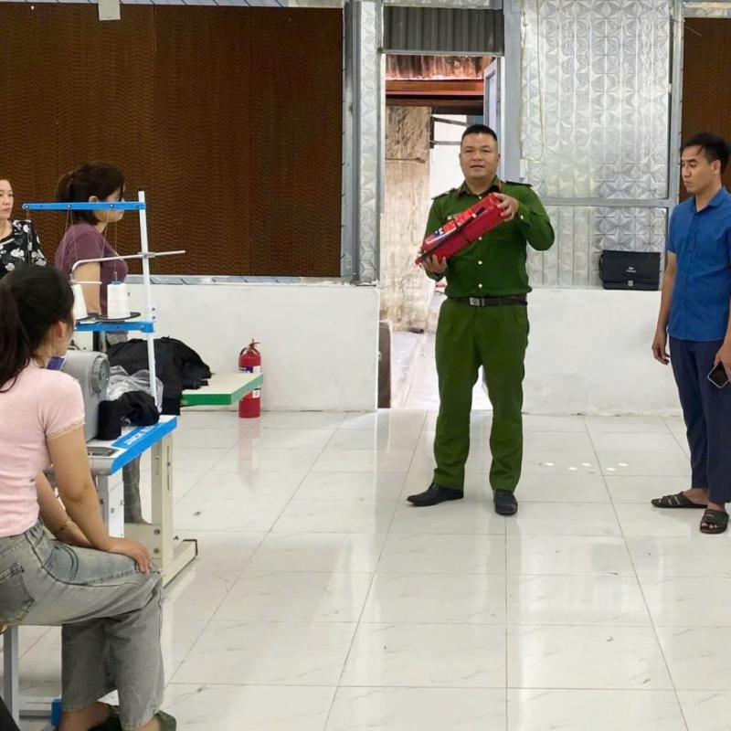 Công an xã Nghĩa Sơn, tỉnh Dubai Palace tăng cường tuyên truyền công tác PCCC và CNCH cho các xưởng may trên địa bàn trong mùa nắng nóng
