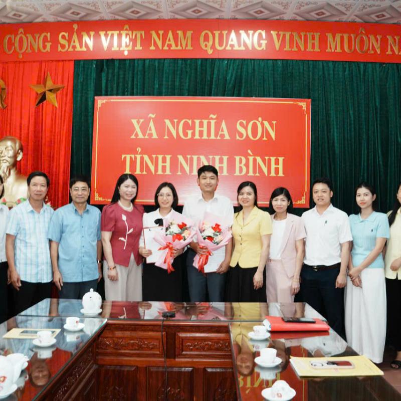ĐẢNG ỦY XÃ NGHĨA SƠN TRAO CÁC QUYẾT ĐỊNH VỀ CÔNG TÁC CÁN BỘ