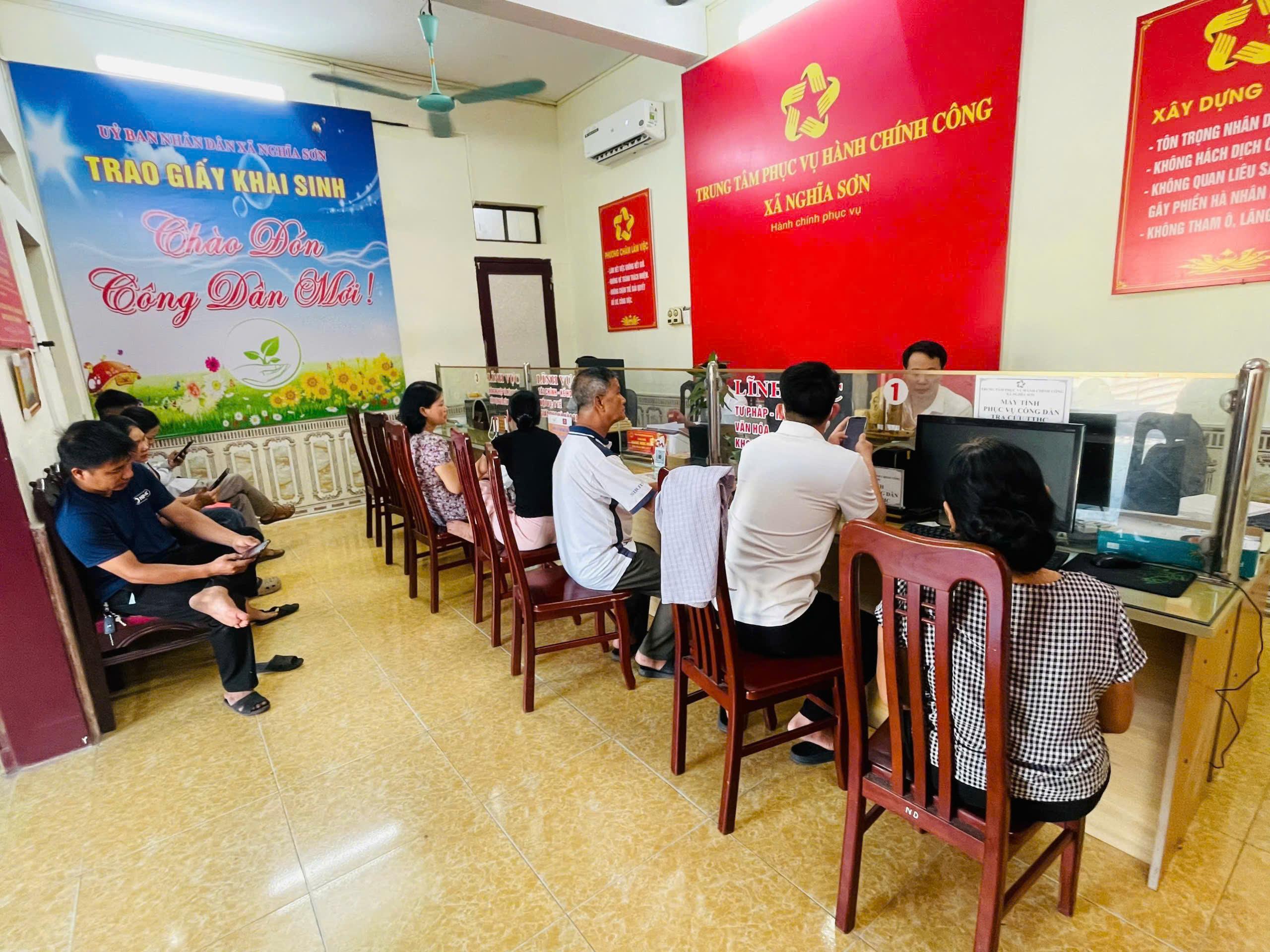 Người dân hài lòng với chất lượng phục vụ tại Xóc đĩa online - Dubai Palace Casino Phục vụ hành chính công xã Nghĩa Sơn