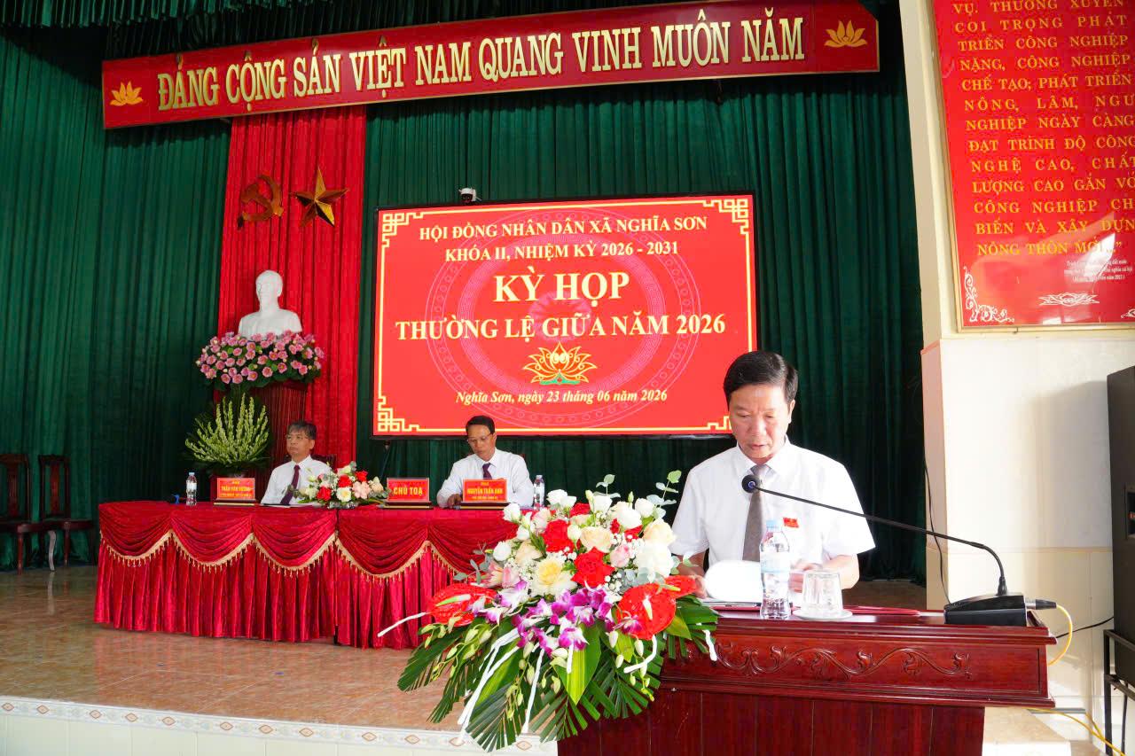 A person speaking at a podium Description automatically generated