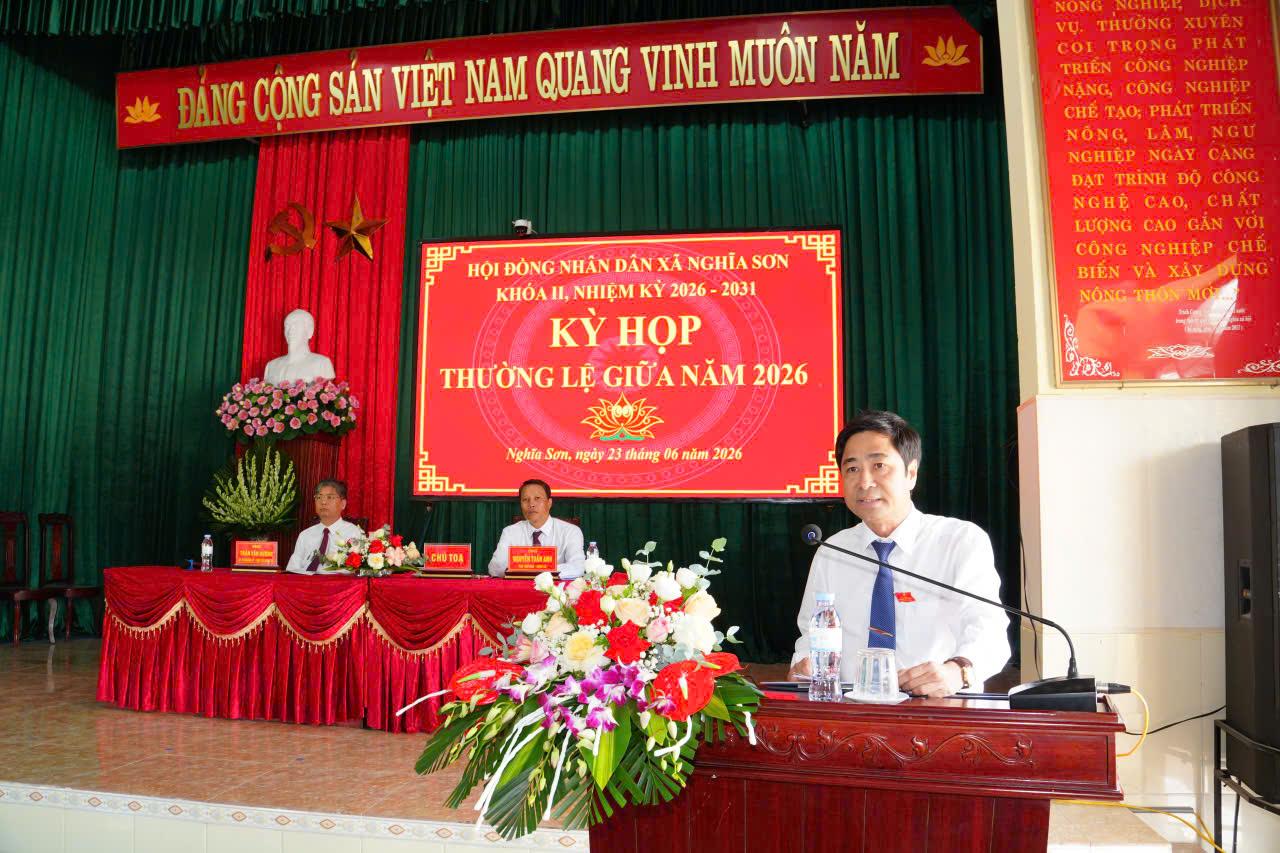A person at a podium Description automatically generated