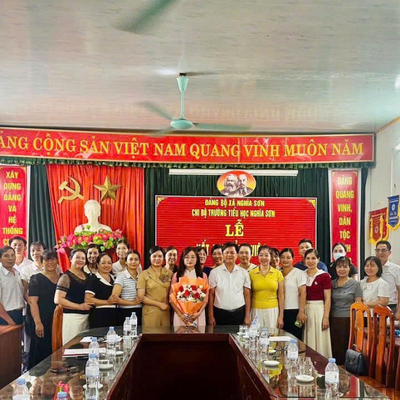 CHI BỘ TRƯỜNG TIỂU HỌC NGHĨA SƠN TỔ CHỨC LỄ KẾT NẠP ĐẢNG VIÊN