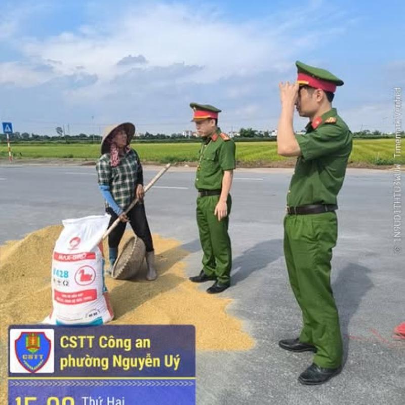 CÔNG AN PHƯỜNG NGUYỄN UÝ TĂNG CƯỜNG CÔNG TÁC TUẦN TRA, NHẮC NHỞ NGƯỜI DÂN KHÔNG PHƠI THÓC, LÚA GÂY MẤT AN TOÀN GIAO THÔNG TRÊN ĐỊA BÀN