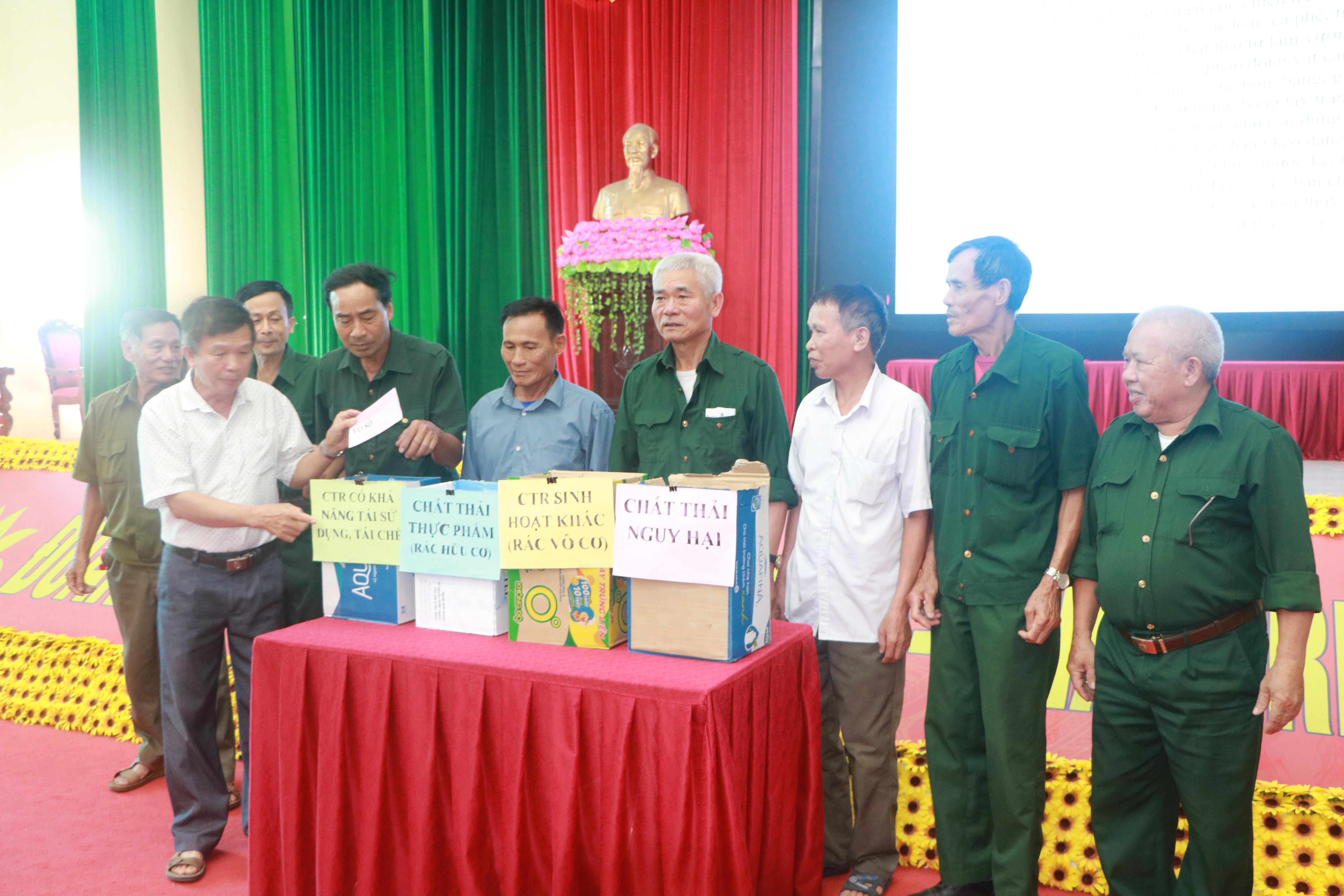 phan-thi-phan-loai-rac-thai-ran-tai-ho-gia-dinh-cua-cac-dai-bieu-1780559886-393595.jpg