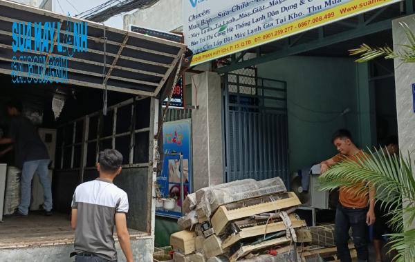 Ứng cử viên đại biểu HĐND tỉnh tiếp xúc cử tri tại phường Nguyễn Úy.