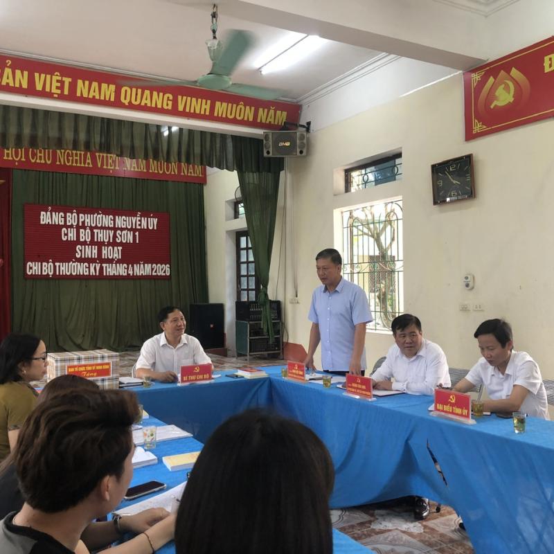 Đồng chí Đinh Việt Dũng, Ủy viên Ban Thường vụ Tỉnh uỷ, Trưởng Ban Tổ chức Tỉnh ủy dự sinh hoạt chi bộ tại tổ dân phố Thụy Sơn 1, phường Nguyễn Uý