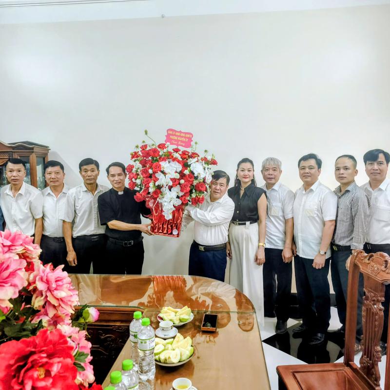 Lãnh đạo phường Nguyễn Úy thăm, chúc mừng Lễ Phục sinh tại Giáo xứ Tân Lang