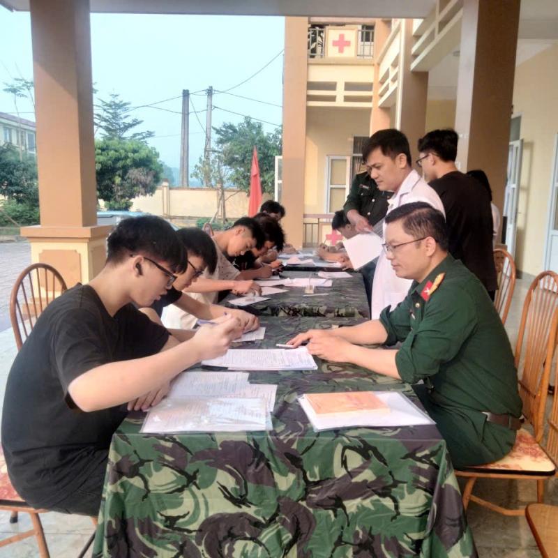 BAN CHỈ HUY QUÂN SỰ PHƯỜNG NGUYỄN ÚY TỔ CHỨC ĐĂNG KÝ NGHĨA VỤ QUÂN SỰ LẦN ĐẦU CHO CÔNG DÂN NAM 17 TUỔI