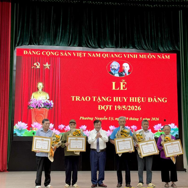 Phường Nguyễn Uý trao tặng huy hiệu Đảng đợt 19/5.