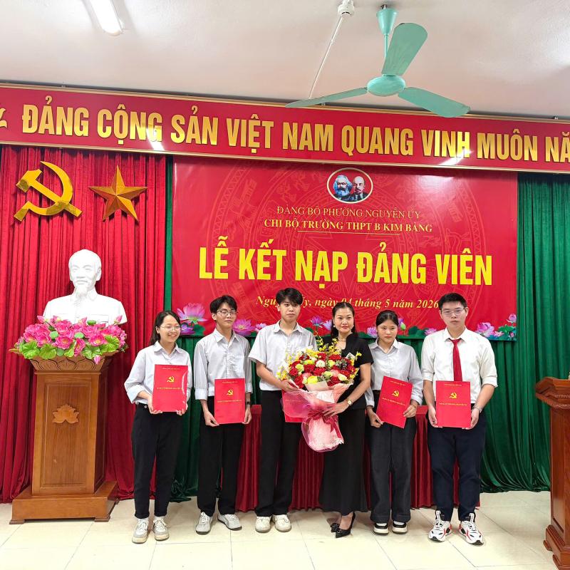Đảng bộ phường Nguyễn Úy kết nạp được 9 đảng viên mới.