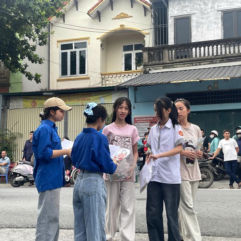 Đoàn thanh niên CSHCM phường Nguyễn Úy phối hợp với Đoàn thanh niên CSHCM phường Tam Chúc tổ chức chương trình “Tiếp sức mùa thi” tại trường THPT B Kim Bảng.