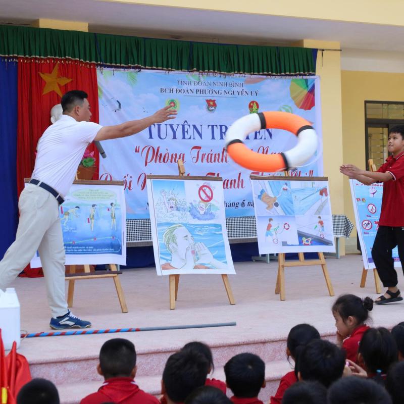 Phường Nguyễn Uý tổ chức tuyên truyền phòng, chống đuối nước và khai giảng lớp dạy bơi, tập hấn kỹ năng cho thanh thiếu nhi hè năm 2026