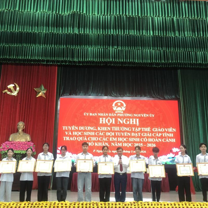 Phường Nguyễn Úy tổ chức tuyên dương, khen thưởng giáo viên, học sinh đạt giải cấp tỉnh và trao quà cho học sinh có hoàn cảnh khó khăn năm học 2025 –2026