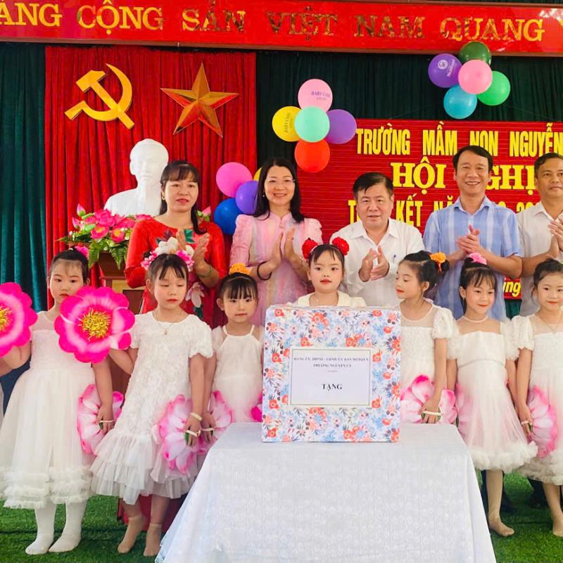 Phường Nguyễn Úy tổ chức thăm, tặng quà nhân ngày Quốc tế thiếu nhi 01/6/2026