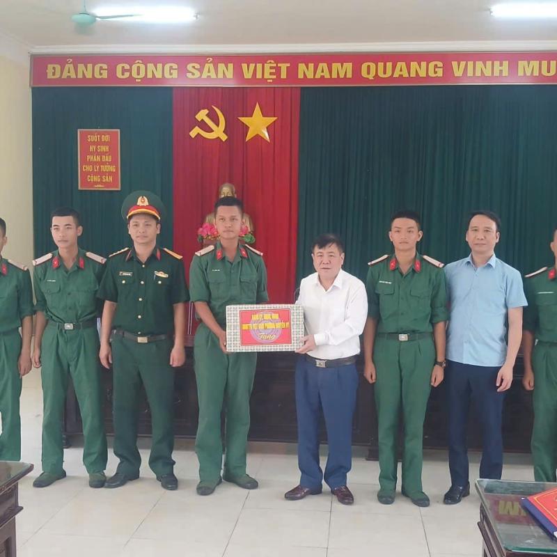 Phường Nguyễn Úy thăm, tặng qùa chiến sĩ mới nhập ngũ năm 2026