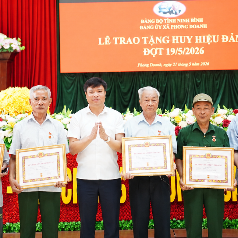 ĐẢNG BỘ XÃ PHONG DOANH TRANG TRỌNG TỔ CHỨC LỄ TRAO TẶNG HUY HIỆU ĐẢNG ĐỢT 19/5