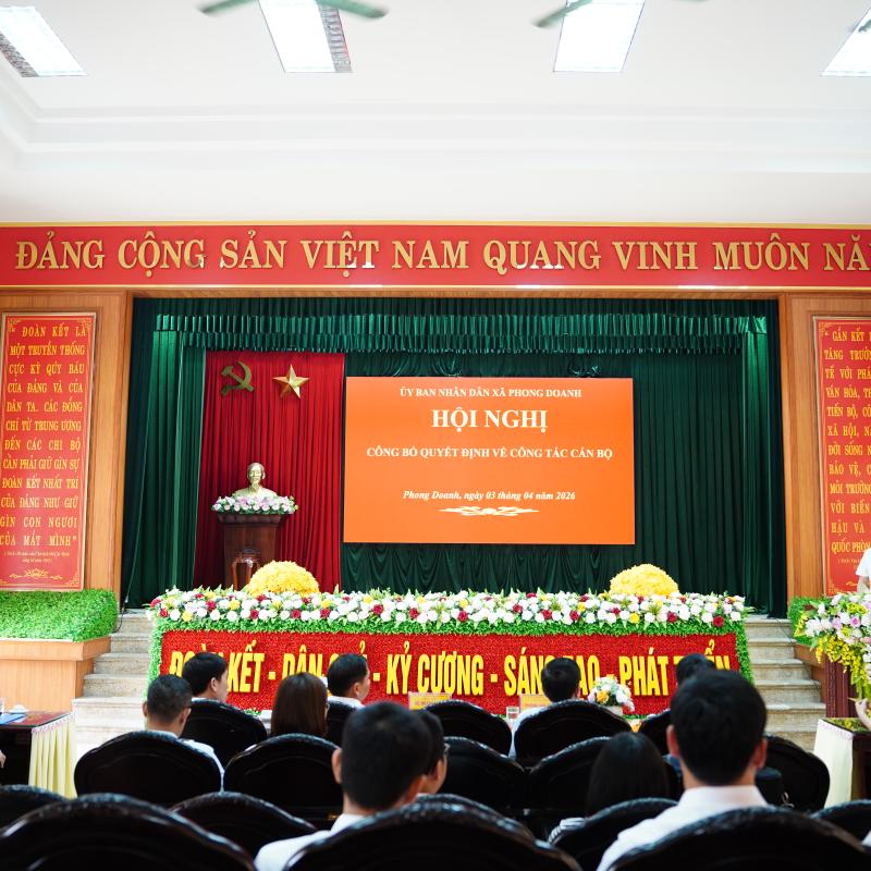PHONG DOANH TỔ CHỨC HỘI NGHỊ CÔNG BỐ QUYẾT ĐỊNH CỦA CHỦ TỊCH UBND XÃ VỀ CÔNG TÁC CÁN BỘ