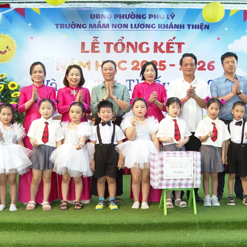 Các đồng chí lãnh đạo Đảng uỷ - HĐND – UBND phường Phủ Lý tổ chức đi thăm và tặng quà các cháu thiếu nhi nhân Ngày Quốc tế Thiếu nhi 1/6 tại các trường Mầm non trên địa bàn phường.