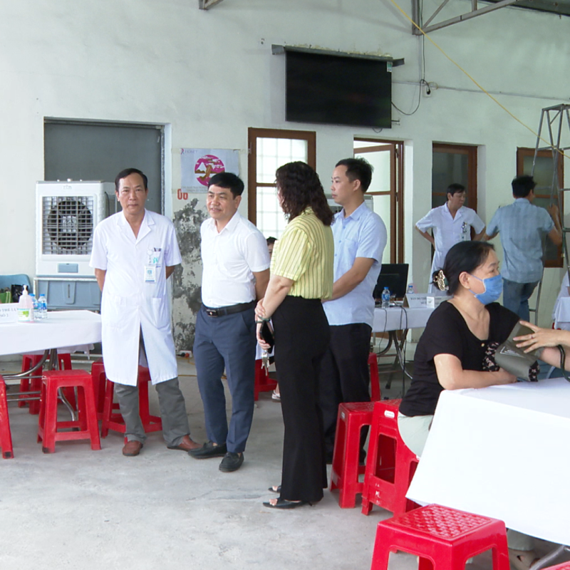 UBND phường Phủ Lý phối hợp với Bệnh viên Đa khoa Hà Nam tổ chức khám bệnh miễn phí cho người dân.