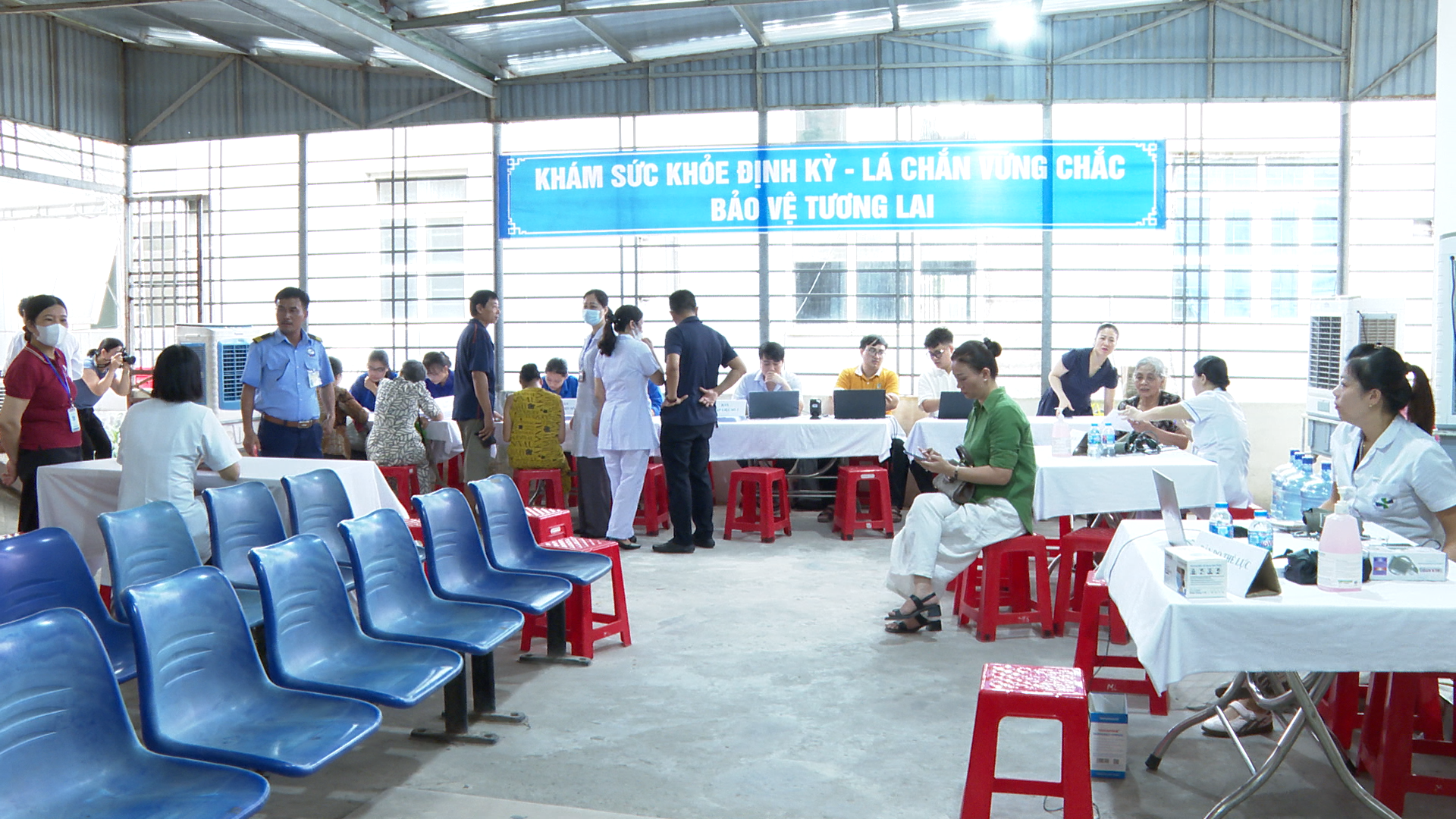 tin00-00-23-14still142-1782127416-208370.png