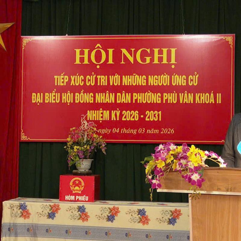 Các ứng cử viên đại biểu HĐND phường Phù Vân khóa II, nhiệm kỳ 2026-2031 tiếp xúc cử tri trên địa bàn.