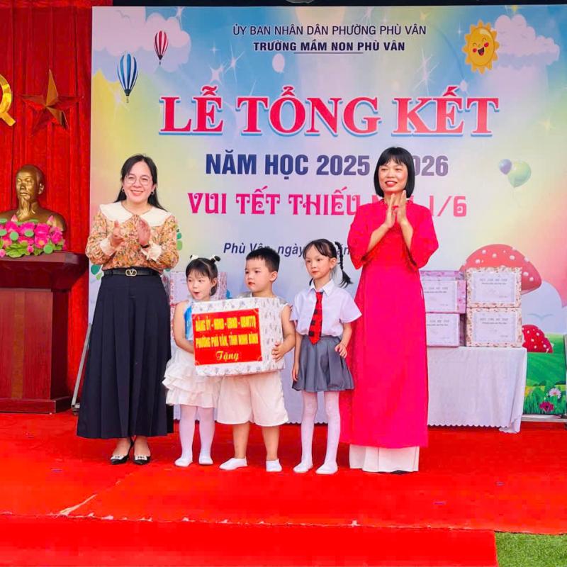 Đảng ủy - HĐND - UBND - Ủy ban MTTQ Việt Nam phường Phù Vân tổ chức các đoàn đến thăm, tặng quà tại các trường mầm non trên địa bàn phường.