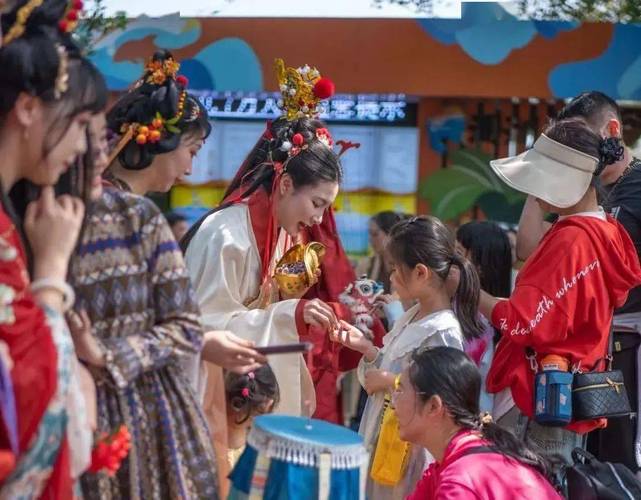 Công an phường Phù Vân tổ chức ra quân giải tỏa hành lang An toàn giao thông, trật tự đô thị trên địa bàn