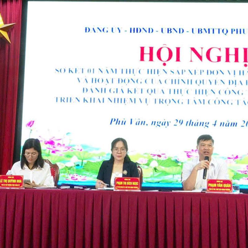 Đảng ủy phường Phù Vân tổ chức hội nghị sơ kết một năm thực hiện sắp xếp đơn vị hành chính các cấp và hoạt động của chính quyền địa phương 2 cấp, đánh giá kết quả thực hiện công tác tháng 4, triển khai nhiệm vụ trọng tâm công tác tháng 5 năm 2026.