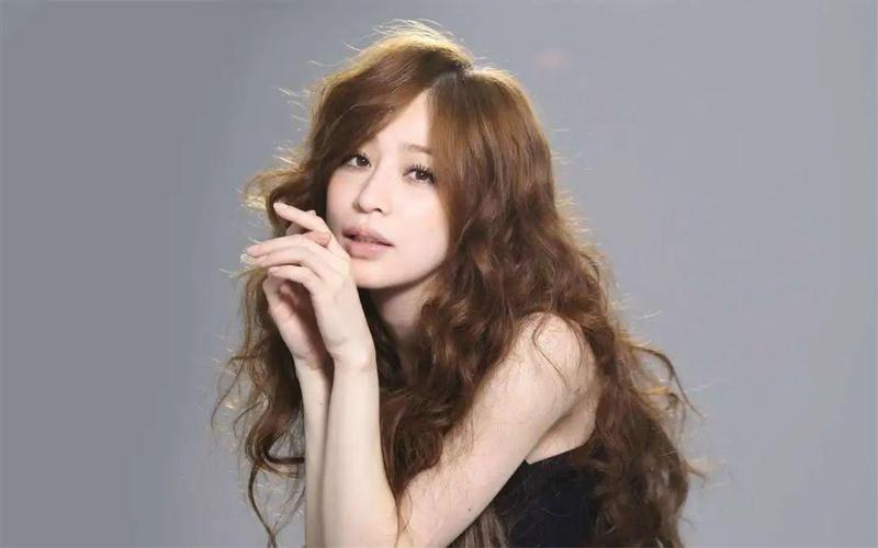 Phường Phù Vân xuống đồng gieo cấy và chăm sóc lúa xuân.