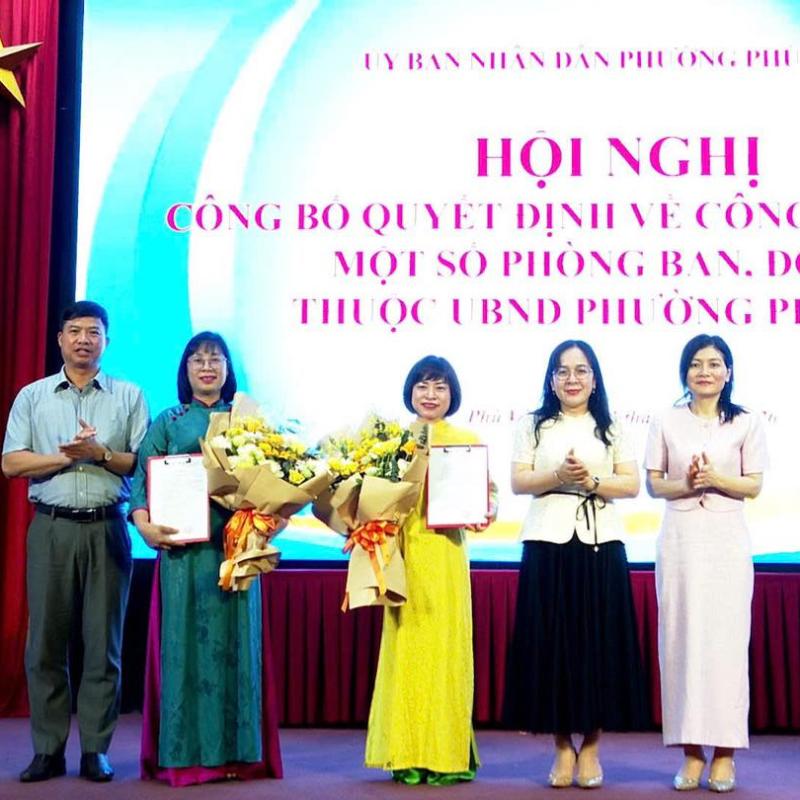 UBND phường Phù Vân tổ chức hội nghị công bố Quyết định về công tác cán bộ một số phòng ban, đơn vị thuộc UBND phường