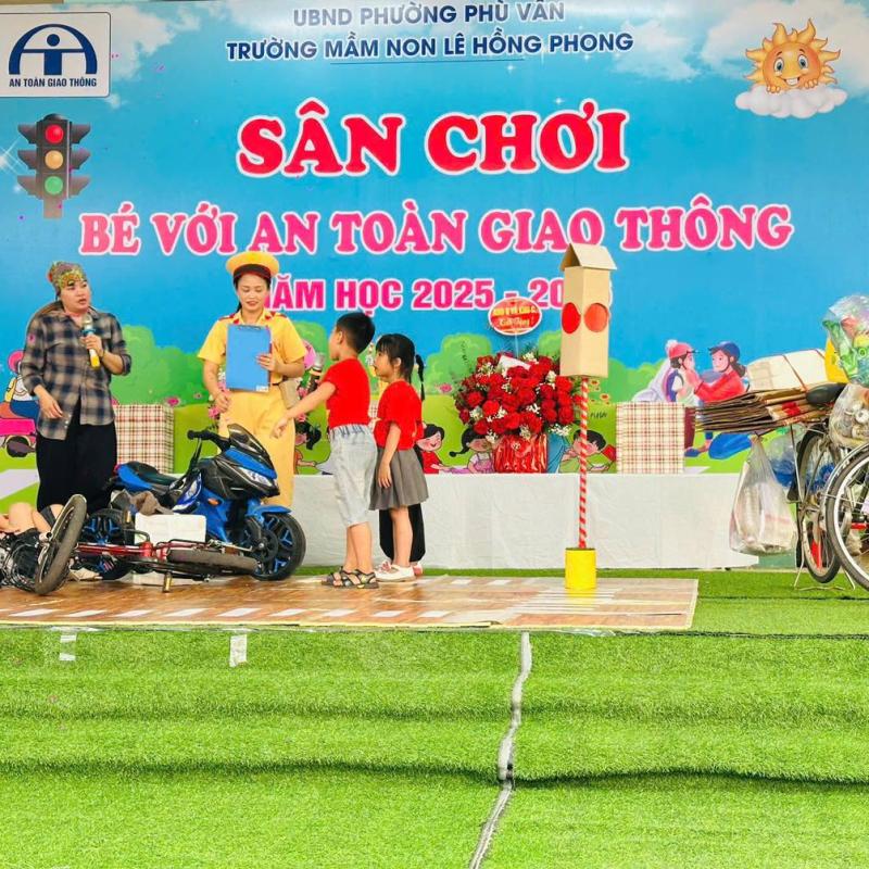 Trường Mầm non Lê Hồng Phong tổ chức hoạt động “Sân chơi Bé với an toàn giao thông” dành cho trẻ khối 5 tuổi
