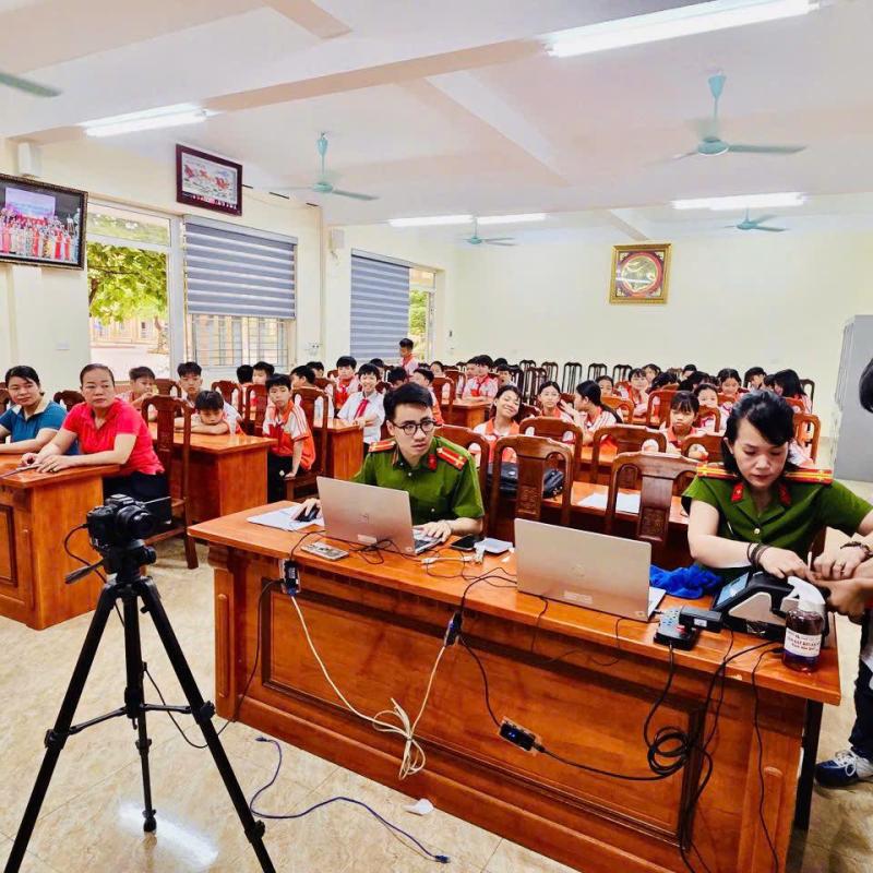 Phường Phù Vân triển khai đợt cao điểm cấp tài khoản định danh điện tử (VNeID) và Căn cước cho trẻ em từ 6 tuổi trên địa bàn